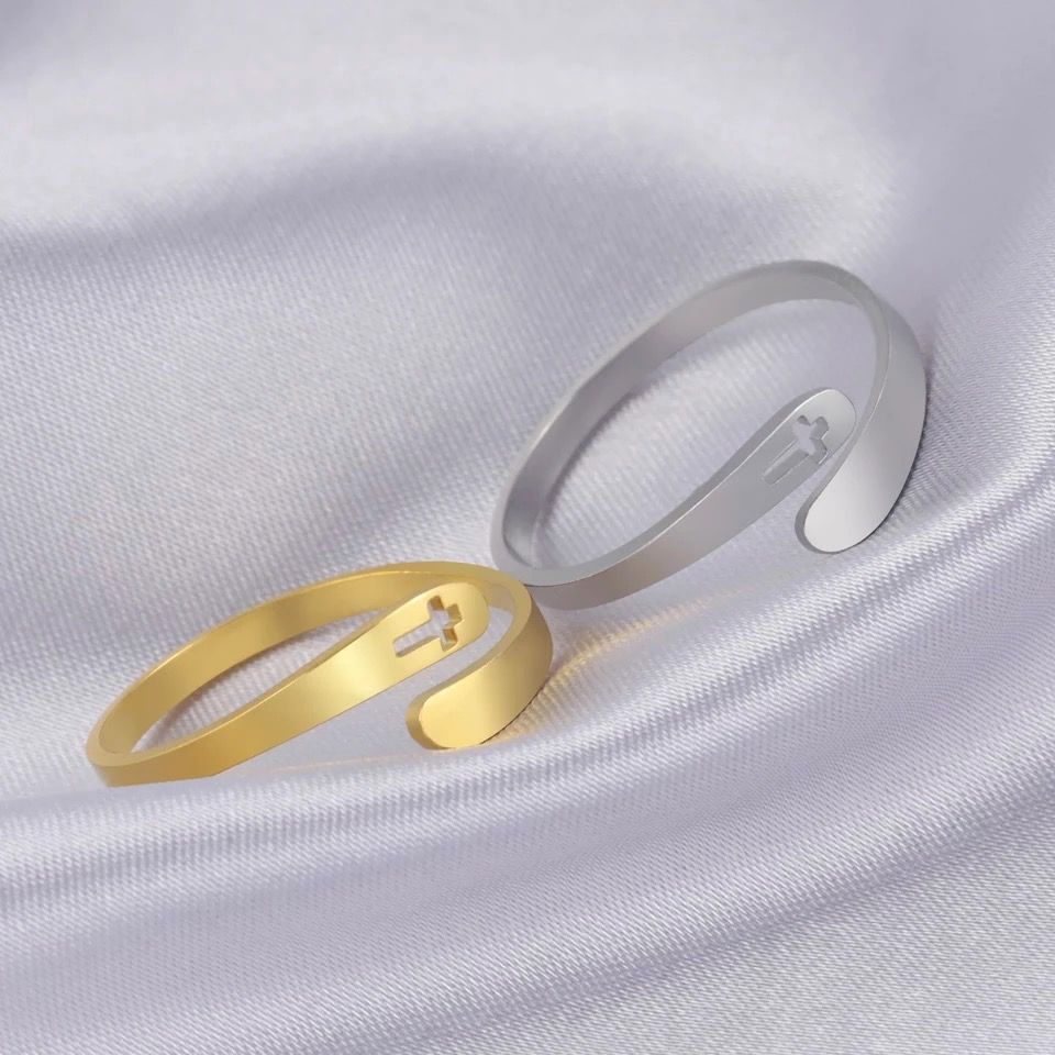 Кольцо универсальное, материал сталь,  "сквозной крестик",  цвет "золото", размер регулируется